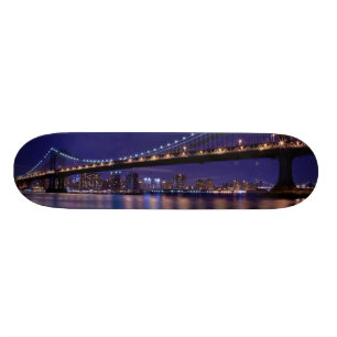 Gezicht op de Manhattan-brug 's nachts Skateboard