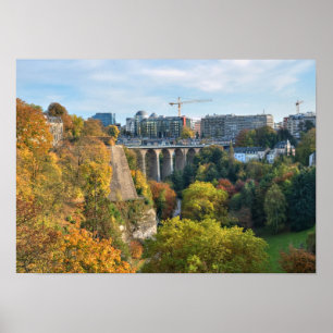 Gezicht op de stad Luxemburg op een rustige herfst Poster