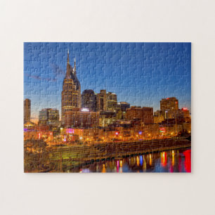Gezicht op het stadssilhouet bij schemering legpuzzel