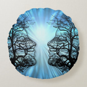 Gezichten in bomen lijken op hersenzenuwen rond kussen