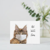 Gezichtsmasker op Maine Coon kat word beter Briefkaart (Staand voorkant)