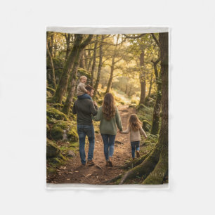 Gezin dat samen wandelt in weelderig groen bos Vli Fleece Deken