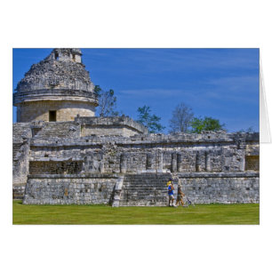 Gezin van toeristen loopt langs oude Mayan