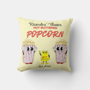 Gezinsbioscoop met warme boterpopcorn kussen