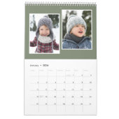 Gezinsfotocollage rustige monogram sage groen kalender (Jan 2026)