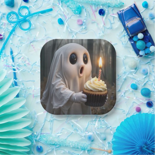 Ghost houdt een verjaardagscupcake vast papieren bordje (Feest)
