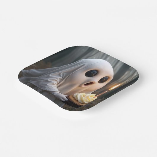 Ghost houdt een verjaardagscupcake vast papieren bordje (Gebogen)