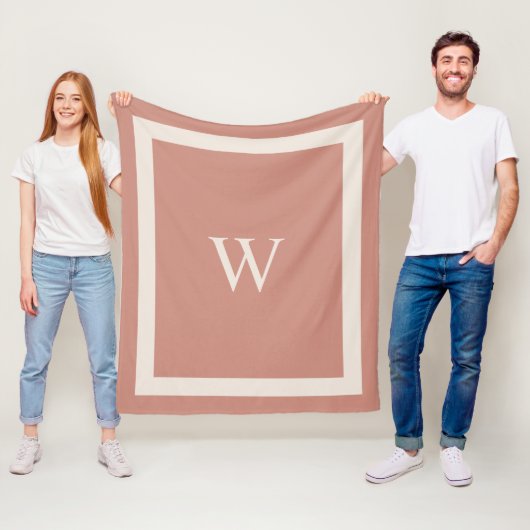 Giant Monogram op Terra Cotta Background Throw Fleece Deken (In situ)