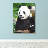 Giant Panda Eating Bamboo Canvas Afdruk (Insitu (Houten vloer))
