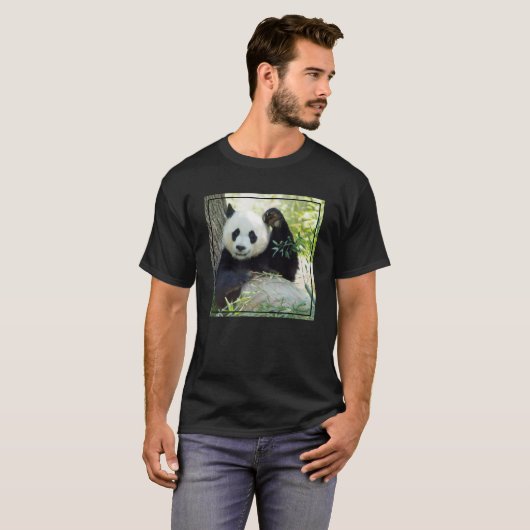 Giant Panda rusteert tegen bomen T-shirt (Voorkant volledig)