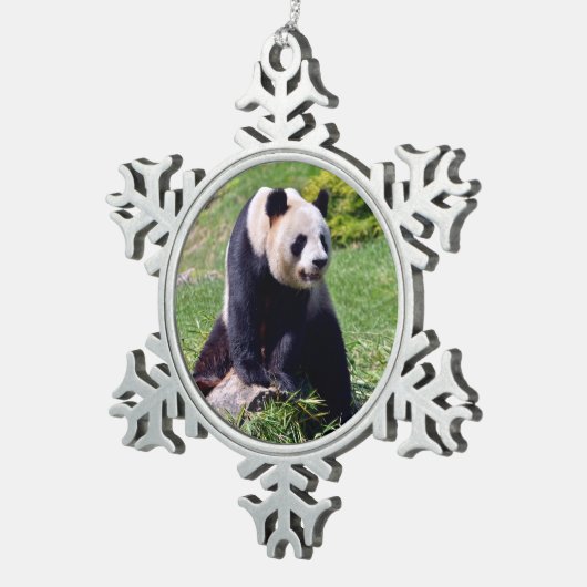 Giant panda zit op een steen tin sneeuwvlok ornament (Rechts)