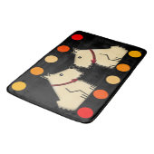 Giant Twin Doggies en Grote Kleurrijke Stippen op Badmat (Gekanteld)