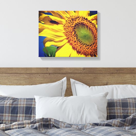 Giant Yellow Sunflower en Insect Friend Canvas Afdruk (Insitu (Slaapkamer))