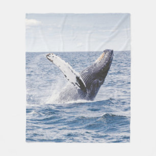 Giante walvis springt uit zee fleece deken