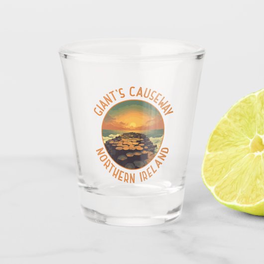 Giant's Causeway Ierland Retro Distressed Circle Shot Glas (Voorkant)