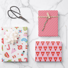Giften met kerstrood en roze inpakpapier vel