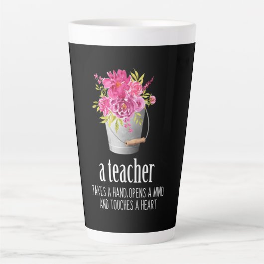 Gifts Teacher | Een leraar neemt een handje Latte Mok (Voorkant)