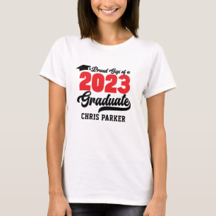 GIGI-model van een Afstuderen Rood Vet Manuscript T-shirt