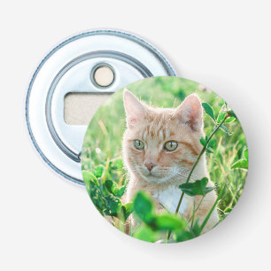 Ginger Kat met groene ogen in gras Button Flesopener