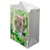 Ginger Kat met groene ogen in gras Medium Cadeauzakje (Voorkant Gekanteld)