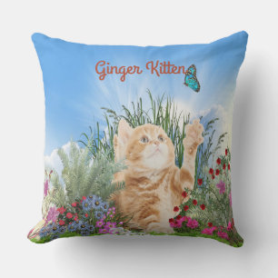 Ginger kitten die met een vlinder spelen buitenkussen