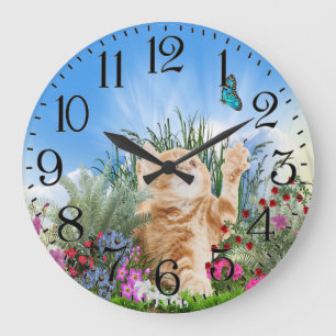 Ginger kitten die met een vlinder spelen grote klok