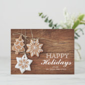Gingerbread koekjes hangen boven hout feestdagenkaart (Staand voorkant)