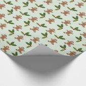 Gingerbread Men and Holly Christmas Pattern Cadeaupapier (Hoek)