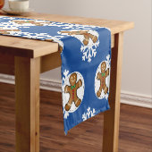 Gingerbrood Man op Blue White Snowflakes Pattern Korte Tafelloper (Voorbeeld)