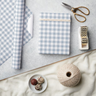 Gingham patroon kust geruit wit gedempte blauwe cadeaupapier