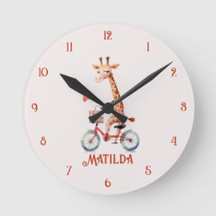 Girafe de cirque mignonne sur une horloge murale p