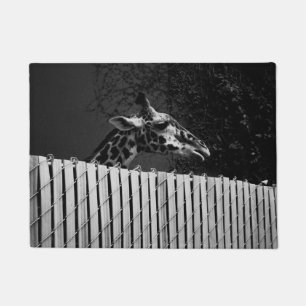 Giraffe achter hek zwart-wit foto deurmat