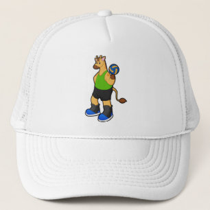 Giraffe als volleybalspeler met volleybal trucker pet