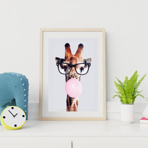 GIRAFFE DIE EEN BRIL DRAAGT EN ROZE KAUWGOM BLAAS POSTER