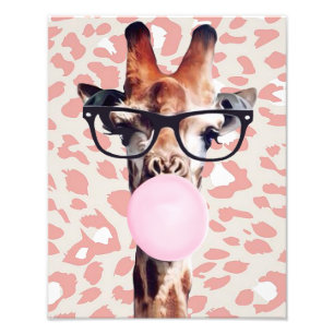 Giraffe die kauwgom blaast met dierenprint achterg foto afdruk