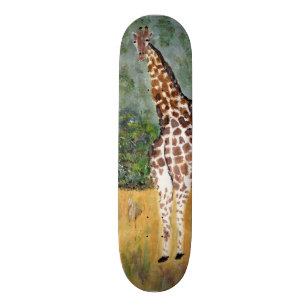 Giraffe die skateboard kijkt