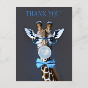 Giraffe draagt een bril, vlinderdas blaast blauwe briefkaart