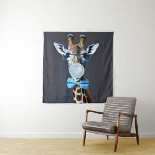 Giraffe draagt een bril, vlinderdas blaast blauwe wandkleed