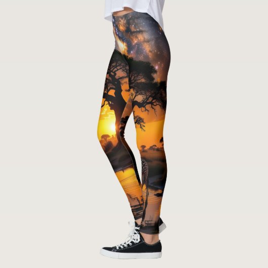Giraffe drink water bij Cosmic Sunset Leggings (Links)