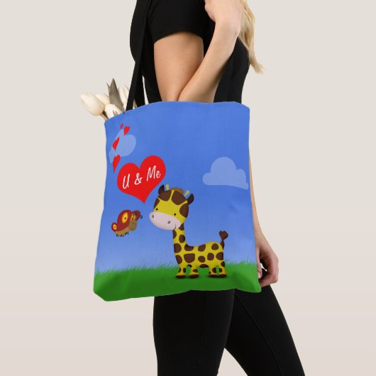 Giraffe en vlinder in liefde tote bag (Dichtbij)