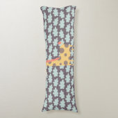 Giraffe en wolken lichaamskussen (Voorkant Verticaal)