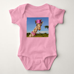 Giraffe in een glanzend roze pet romper
