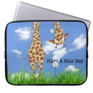 Giraffe in gras met Daisy Laptop Sleeve