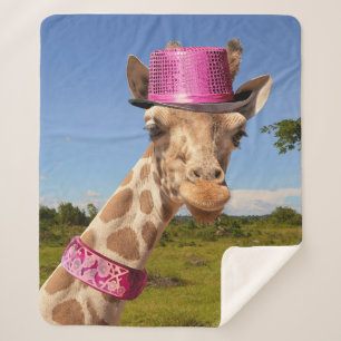 Giraffe in sparkly roze pet sherpa deken