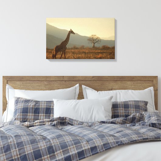 Giraffe in the Savannah Canvas Afdruk (Insitu (Slaapkamer))
