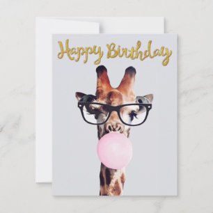Giraffe met bril die roze bruinkgom blaast