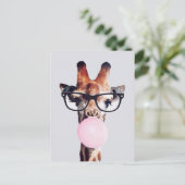 Giraffe met bril die roze bruinkgom blaast briefkaart (Staand voorkant)