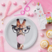 Giraffe met bril die roze bruinkgom blaast papieren bordje (Feest)