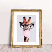 Giraffe met bril die roze bruinkgom blaast poster