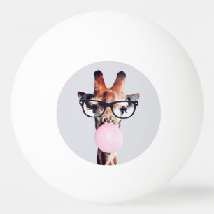 Giraffe met een bril die een roze kauwgomblaas bla pingpongballen